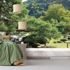 Miniatura fototapety Widok na ogród przez japońskie okno we wnętrzu sypialni