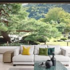 Miniatura fototapety Widok na ogród przez japońskie okno we wnętrzu salonu