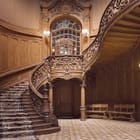 Miniatura fototapety Eleganckie drewniane schody z balustradą