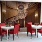 Miniatura fototapety Eleganckie drewniane schody z balustradą we wnętrzu kawiarni