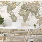 Miniatura fototapety Klasyczna mapa świata w ramce we wnętrzu biura