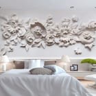 Miniatura fototapety Dekoracyjny relief z kwiatami we wnętrzu sypialni