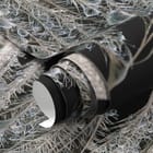 Miniatura fototapety Pióro z kroplami wody - realne zdjęcie w rolce