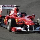 Miniatura fototapety Czerwony bolid na torze wyścigowym