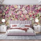 Miniatura fototapety Kwiatowa ściana z różami i hortensjami we wnętrzu sypialni