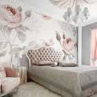 Miniatura fototapety Różowe róże na jasnym tle we wnętrzu sypialni