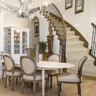 Miniatura fototapety Drewniane schody z białą ścianą we wnętrzu kuchni