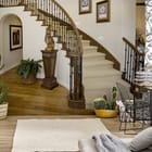 Miniatura fototapety Drewniane schody z białą ścianą we wnętrzu salonu