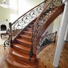 Miniatura fototapety Drewniane kręcone schody z balustradą