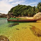 Miniatura fototapety Drewniana łódź na piaszczystej plaży