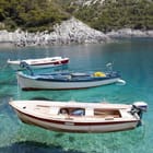 Miniatura fototapety Trzy łodzie na spokojnej wodzie