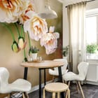 Miniatura fototapety Róże w pełnym rozkwicie we wnętrzu kuchni