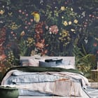 Miniatura fototapety Kwiaty polne na ciemnym tle we wnętrzu sypialni