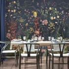 Miniatura fototapety Kwiaty polne na ciemnym tle we wnętrzu kuchni