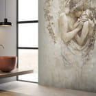 Miniatura fototapety Para w objęciach z liśćmi we wnętrzu łazienki