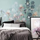 Miniatura fototapety Kwiaty irysów na tle nieba we wnętrzu sypialni