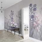 Miniatura fototapety Kolorowe irysy na jasnym tle we wnętrzu przedpokoju