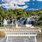 Miniatura fototapety Wodospad wśród zieleni we wnętrzu kuchni