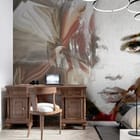 Miniatura fototapety Twarz kobiety na tle muralu we wnętrzu sypialni