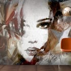 Miniatura fototapety Twarz kobiety na tle muralu we wnętrzu przedpokoju