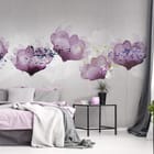Miniatura fototapety Fioletowe kwiaty na szarym tle we wnętrzu sypialni