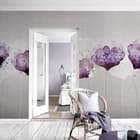 Miniatura fototapety Fioletowe kwiaty na szarym tle we wnętrzu salonu