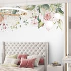 Miniatura fototapety Delikatny wzór róż i liści we wnętrzu sypialni