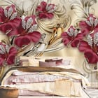Miniatura fototapety Czerwone kwiaty i złote ornamenty we wnętrzu sypialni