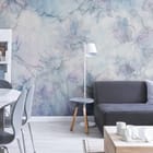 Miniatura fototapety Delikatne kwiaty na jasnym tle we wnętrzu salonu