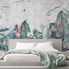 Miniatura fototapety Tropikalne liście i kwiaty we wnętrzu sypialni