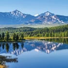 Miniatura fototapety Górskie jezioro z lasami iglastymi