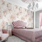 Miniatura fototapety Różowe róże na jasnym tle we wnętrzu sypialni