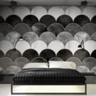 Miniatura fototapety Elegancki wzór łuskowy w szarościach we wnętrzu sypialni