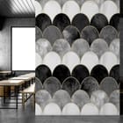 Miniatura fototapety Elegancki wzór łuskowy w szarościach we wnętrzu kawiarni