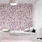 Miniatura fototapety Kolorowe terrazzo na różowym tle we wnętrzu pokoju nastolatka