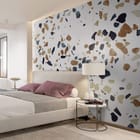 Miniatura fototapety Kolorowy wzór terrazzo na jasnym tle we wnętrzu sypialni