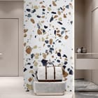 Miniatura fototapety Kolorowy wzór terrazzo na jasnym tle we wnętrzu przedpokoju