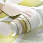 Miniatura fototapety Białe kwiaty lotosu na wodzie fragment #1