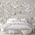 Miniatura fototapety Gałąź magnolii z kwiatami we wnętrzu sypialni