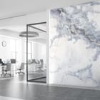 Miniatura fototapety Marmurowe żyłki na jasnym tle we wnętrzu biura