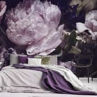 Miniatura fototapety Bukiet jasnofioletowych piwonii we wnętrzu sypialni