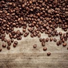 Miniatura fototapety Ziarna kawy na jutowym tle