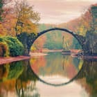 Miniatura fototapety Kamienny most nad spokojną wodą