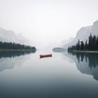 Miniatura fototapety Czerwona łódka na spokojnym jeziorze