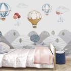 Miniatura fototapety Balony nad śnieżnymi górami we wnętrzu pokoju nastolatka