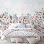 Miniatura fototapety Bukiet różowych i niebieskich kwiatów we wnętrzu sypialni