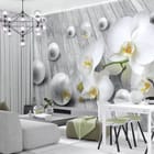 Miniatura fototapety Białe orchidee na drewnianym tle we wnętrzu salonu