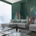 Miniatura fototapety Kolorowe pióra na zielonym tle we wnętrzu salonu