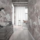 Miniatura fototapety Delikatne kwiaty na szarym tle we wnętrzu przedpokoju