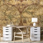 Miniatura fototapety Stara mapa świata z globusami we wnętrzu biura